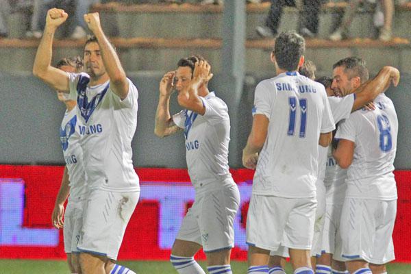 ALEGRÍA Los jugadores de Vélez festejaron ayer al sumar un título ms a sus vitrinas