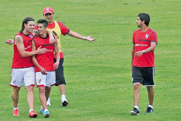 BUEN CLIMA En el Millo la buena onda abunda tal como lo muestran durante una prctica Fernando Cavenaghi Manuel Lanzini Ramón y Emiliano Díaz