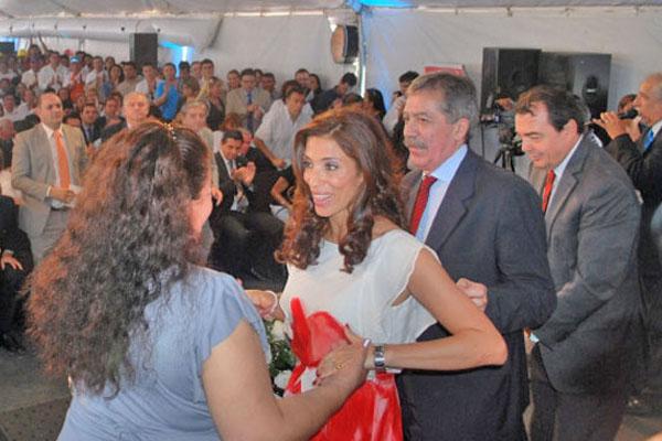 BENEFICIO La Dra Claudia de Zamora hizo entrega de la adjudicación de la propiedad y felicitó a quienes fueron alcanzados por el programa social