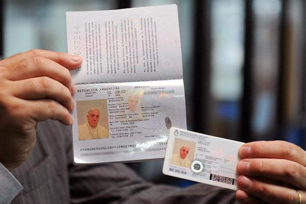 El Papa tramitoacute pasaporte y DNI argentino