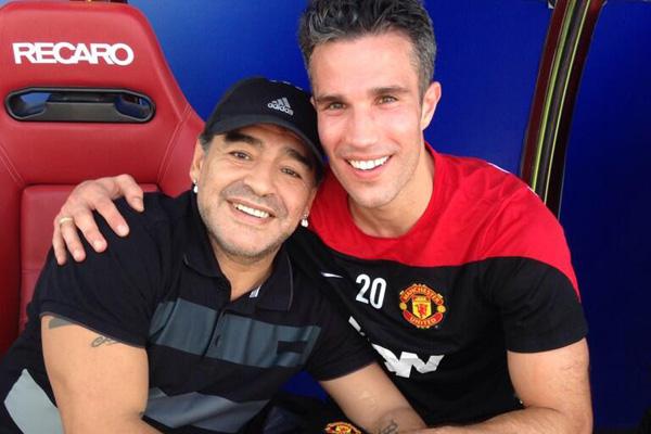 Maradona visitoacute a Manchester United y despertoacute la admiracioacuten de todos