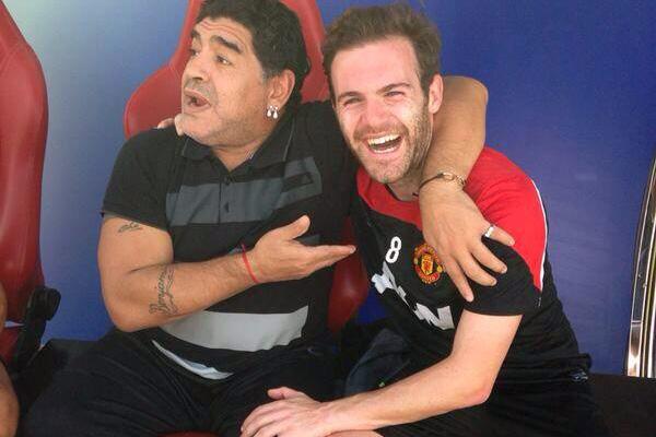 Maradona visitoacute a Manchester United y despertoacute la admiracioacuten de todos