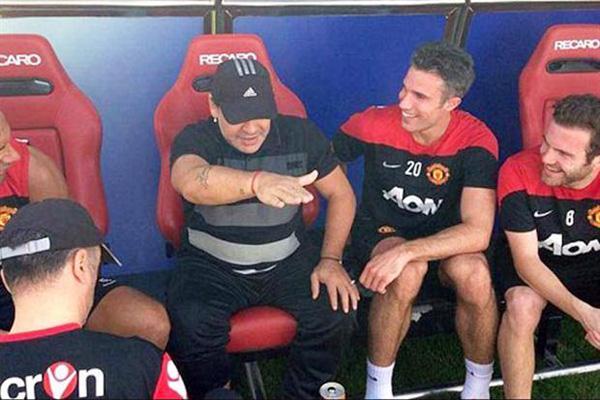 Maradona visitoacute a Manchester United y despertoacute la admiracioacuten de todos