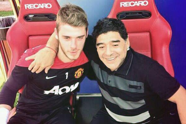 Maradona visitoacute a Manchester United y despertoacute la admiracioacuten de todos