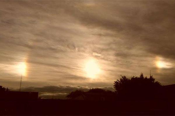DE QUÉ SE TRATA El fenómeno se llama parhelio y se produce por un efecto de reflejo de los rayos solares en los fragmentos cristalizados en la atmósfera