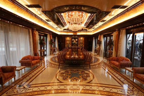 Los ucranianos indignados al ver la lujosa mansioacuten de Yanukovich