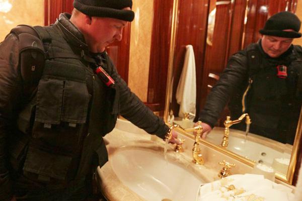 Los ucranianos indignados al ver la lujosa mansioacuten de Yanukovich