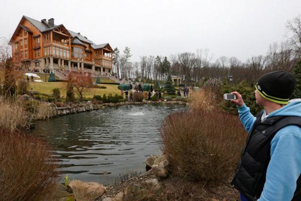 Los ucranianos indignados al ver la lujosa mansioacuten de Yanukovich