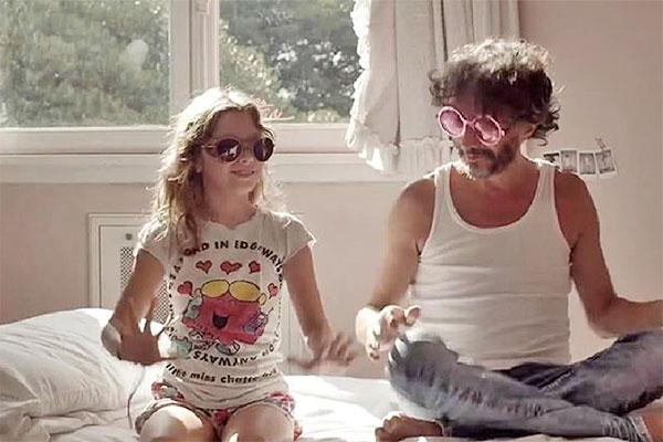 Fito Paacuteez mostroacute a su hija Margarita en su nuevo videoclip