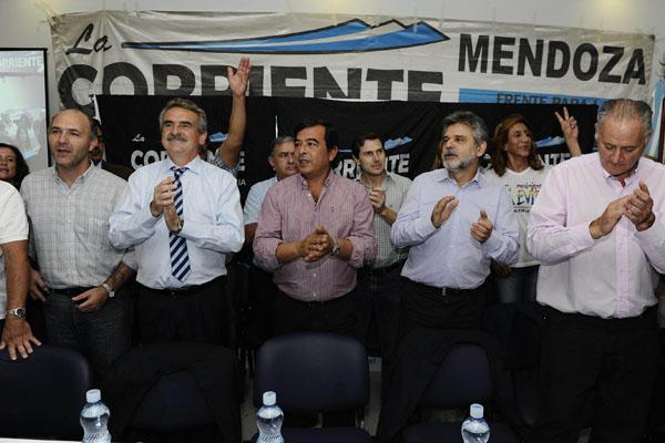 Rossi - Vamos a defender los suentildeos de Neacutestor y Cristina