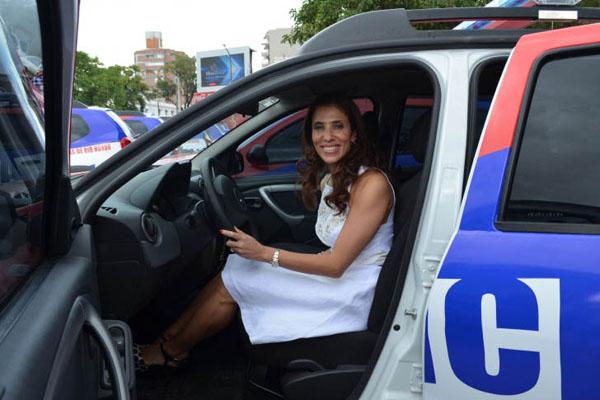 UNIDAD La Dra Claudia de Zamora supervisó personalmente uno de los flamantes vehículos de la Policía