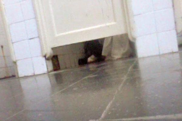 Revuelo por un video de adolescentes teniendo sexo en el bantildeo de la escuela