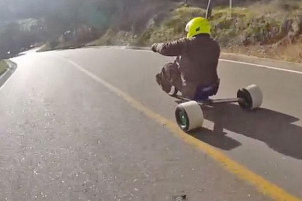 Usan triciclos para bajar por las Sierras de Guasayaacuten