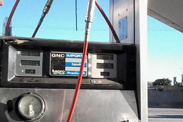 PRECIOS Uno de los surtidores que expende GNC en el interior provincial muestra los 425 por m3