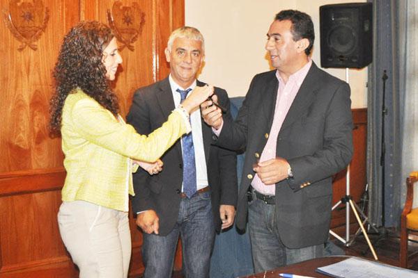 ENTREGA La mandataria provincial le dio la llave del rodado al comisionado Omar Alderete