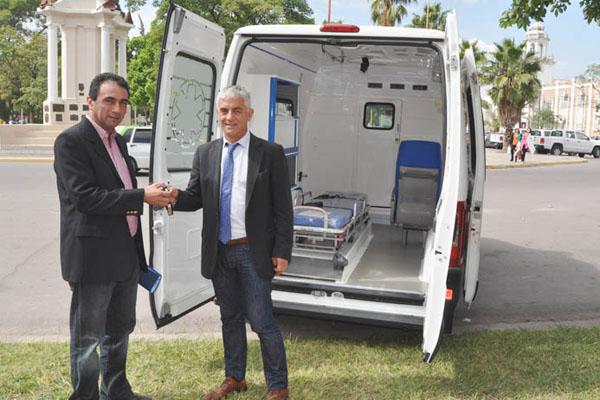 ANHELO Cuando el ministro de Salud Dr Martínez acompañó a Alderete para que viera el rodado éste resaltó que hizo realidad un sueño