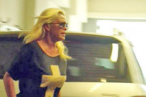 El desconsolado grito de Nazarena Veacutelez al salir del velatorio- iexclTe amo te amo