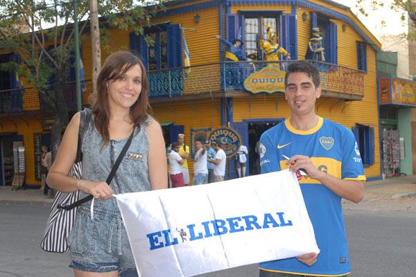 LOCALES Jésica y Diego son de Buenos Aires y compartieron un grato momento cuando ayer hicieron la previa del Superclsico en La Boca