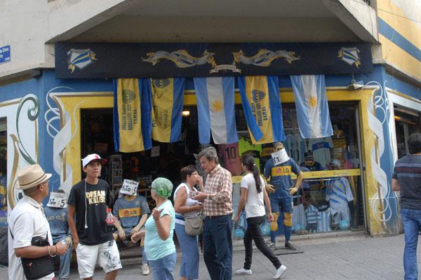 ATRACCIÓN El barrio de La Boca atesora una rica historia y la entidad de la Ribera no es la excepción Turistas de todo el mundo visitan el lugar