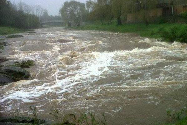 FUERZA Luego de tres días de lluvias en la zona montañosa el agua baja por el río Guayamba con mucha violencia
