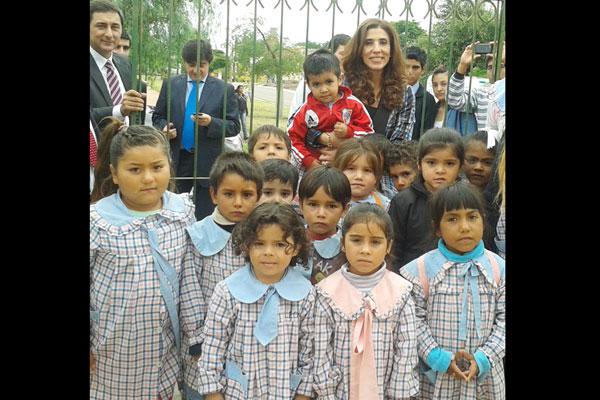 CALOR Antes de regresar a la capital la gobernadora se detuvo a saludar a niños de un jardín de infantes que se llevaron una linda foto de recuerdo