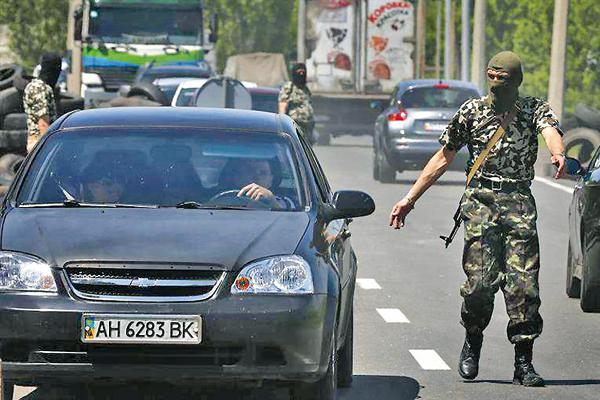 CONTROLES Soldados de Donetsk vigilan el Parlamento que ayer la proclamó rep�blica parlamentaria