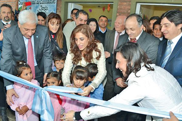La gobernadora inauguroacute otra escuela y jardiacuten de infantes en el Dpto Loreto  