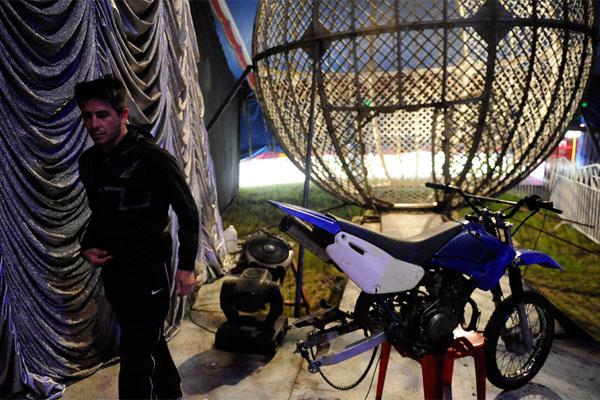 Motociclistas del circo Rodas heridos por un accidente en el Globo de la muerte