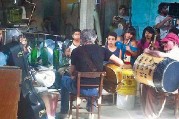 Waters presentoacute el video que filmoacute con el santiaguentildeo Vitillo