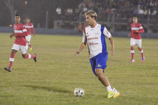 DIVERSIÓN Maxi López estuvo por primera vez en Santiago jugó con Chocota y marcó un gol 