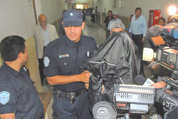 A los 11 antildeos mi padrastro me violoacute y me dijo seraacutes mi mujer