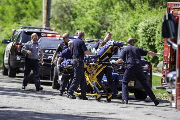 Momentos en que la policía de Wisconsin traslada a la nena apuñalada a un hospital