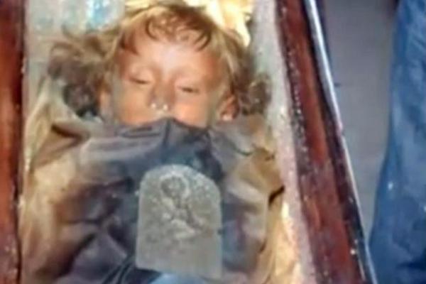 Misterio por una nintildea momia que abre y cierra los ojos todos los diacuteas