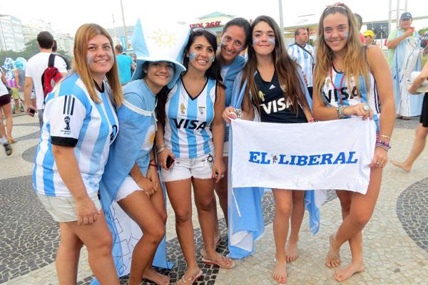 VAN AL FRENTE Azul y Abril Vittar junto a sus amigas en el banderazo