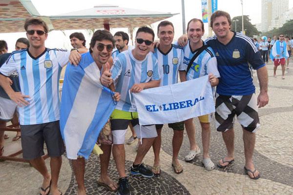 AGUANTE Nuestros comprovincianos posaron con la bandera de EL LIBERAL y hoy estar�n en el Maracan� alentando al equipo de Alejandro Sabella