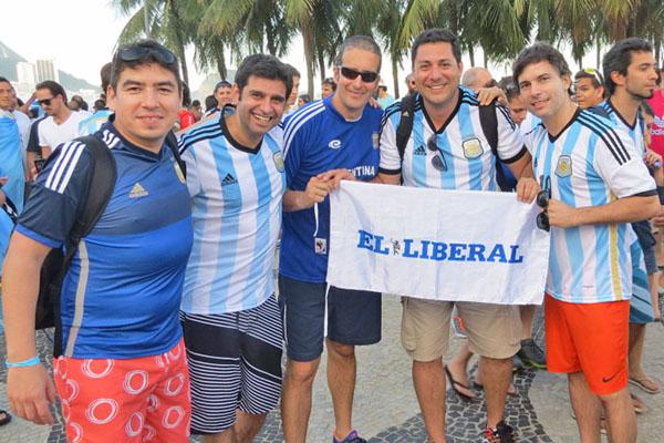 INCONDICIONALES Esta barra de santiagueños banca a la selección