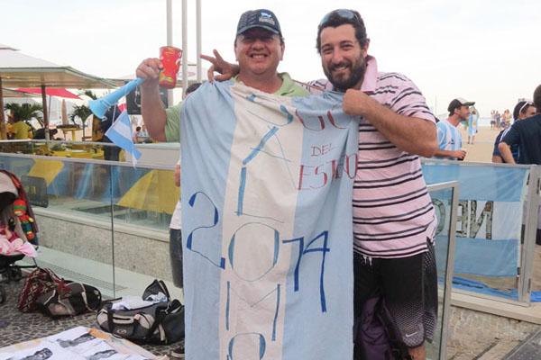 DELIRIO El enviado de EL LIBERAL y Canal 7 en medio del banderazo