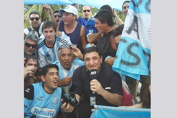 DELIRIO El enviado de EL LIBERAL y Canal 7 en medio del banderazo
