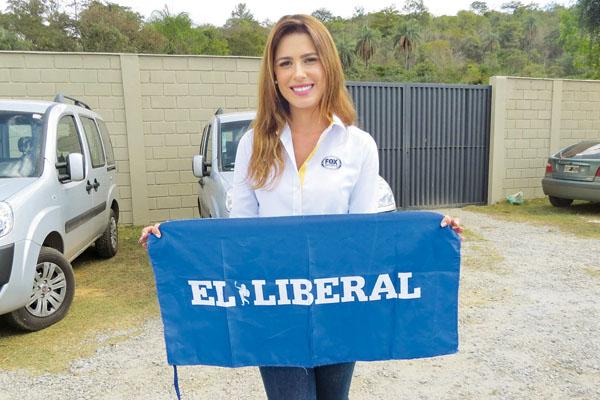 TRABAJO Roberta Setimi en Cidade do Galo posó con la bandera de EL LIBERAL Sueña con una final entre Brasil y la Argentina