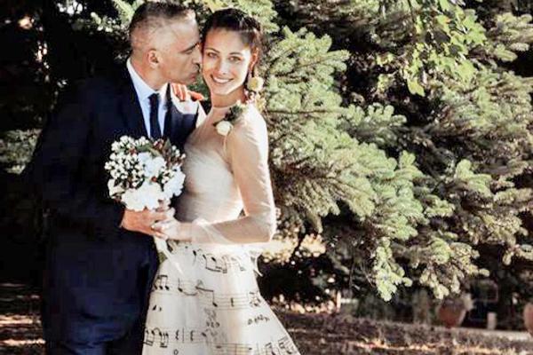 El cantante Eros Ramazzotti se casoacute con una joven de 24 antildeos
