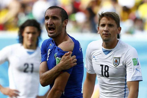 Luis Suaacuterez le mordioacute el hombro a Chiellini un minuto antes del gol de Uruguay pero no fue expulsado