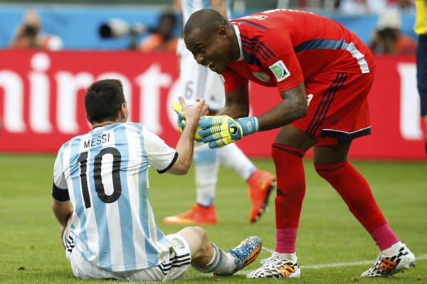 El fan nuacutemero uno de Lionel Messi- el arquero de Nigeria