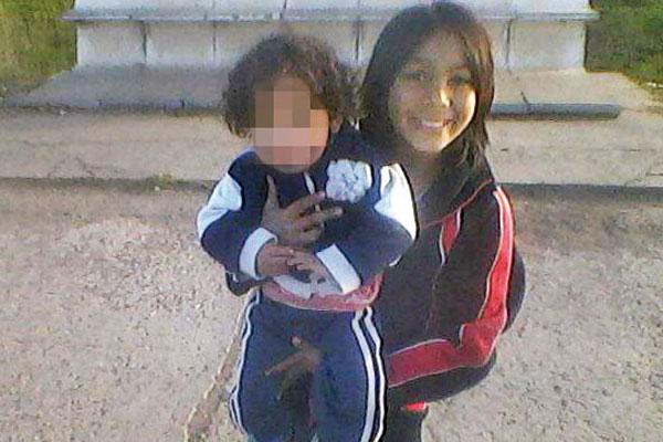 DESESPERADOS Los padres del pequeño rezan y lo acompañan en el Cepsi Est� internado en terapia intensiva