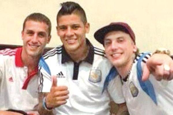 Marcos Rojo invitoacute al ex de La Princesita a vestuarios y estalloacute la bronca de Kun Aguumlero