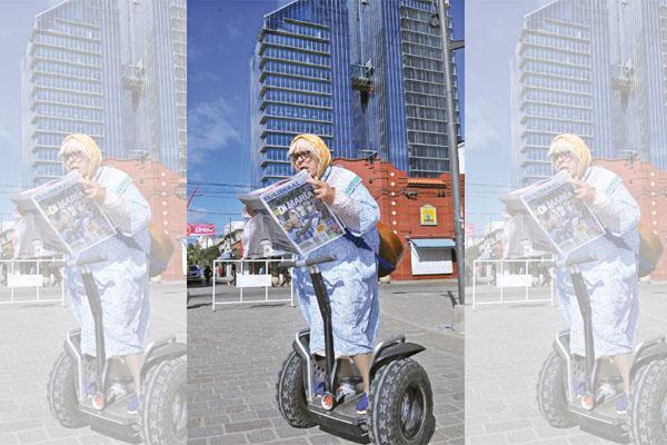 Dontildea Jovita pasea por Santiago en su burro inhalaacutembrico 