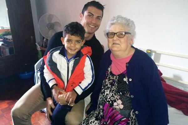 Fallece la abuela de Cristiano- Estaacutes siempre en mi corazoacuten