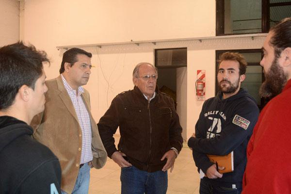 MISIÓN Jean Marc Aublanc Piolot (segundo de la derecha) llegó a Las Termas para diagramar el sistema operacional del vivac vip del Rally Dakar