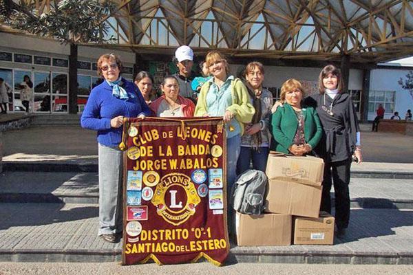 El Club de Leones llevoacute ayuda a la familia de un nintildeo que fue atacado por una serpiente