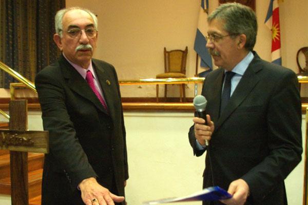 CEREMONIA El jefe de Gabinete Elías Su�rez le tomó juramento al nuevo funcionario