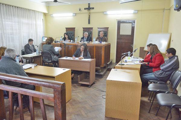 DEBATE Tata Llanos ayer prefirió el silencio Desfilaron numeros forenses del Poder Judicial